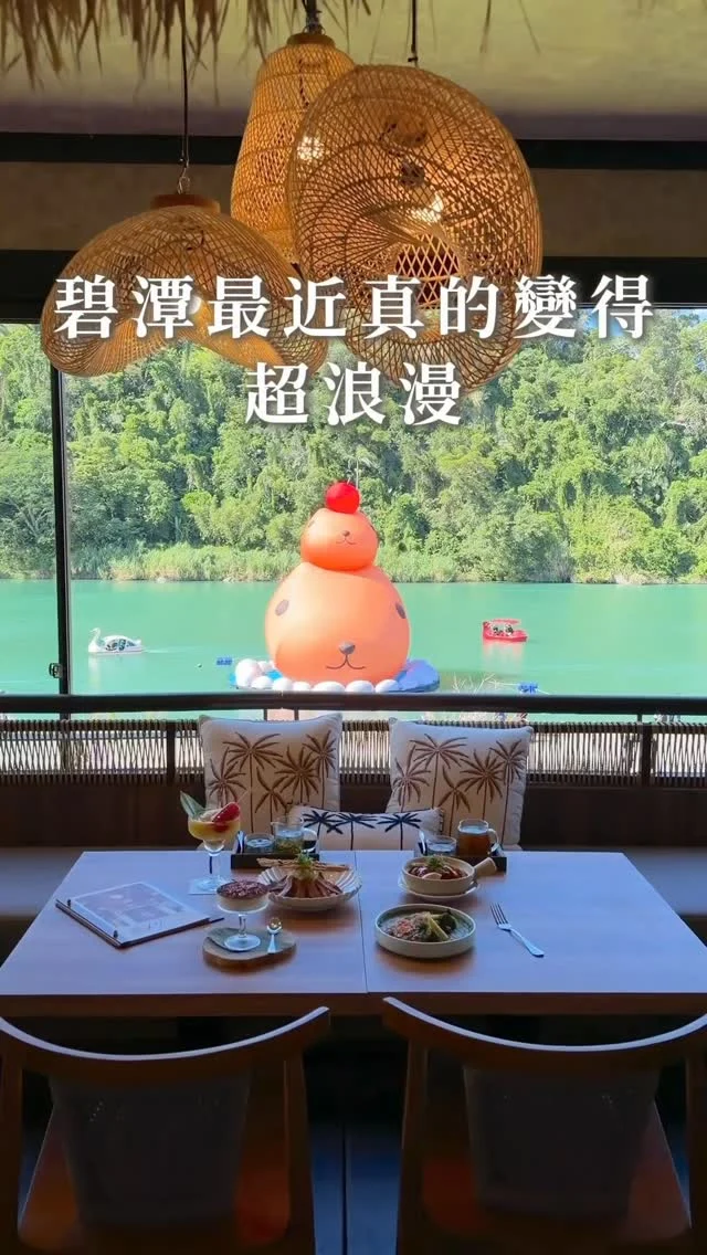 碧潭最近真的變得超浪漫
全新升級後的「水灣餐廳 Waterfront 碧潭店」
整個空間以「螢火蟲夜間光軌」為靈感
打造木質＋溫暖光影+落地窗
看得到整片湖光山色邊吃邊看
直接變峇里島度假秘境
整個chill到不行
菜色也比以前更精緻
創意異國料理
皆由五星級餐廳主廚精心設計

吃完別急著回家
散步 1 分鐘就能看到 
12 公尺高的 #呆在碧潭の水豚君
最後必衝 👉 碧潭電動遊船
邊吹風、邊看夜景、邊看水豚
整趟行程舒服到想再來第二次
假日不知道去哪？衝碧潭就對了

👉11/30前「非假日時段」於水灣碧潭店用餐,出示這篇貼文即可享招待「法式烤堅果楓糖椰奶吐司與香草冰淇淋乙份」每桌限兌換一份

👉 #水灣餐廳Waterfront 碧潭店
🏠：231新北市新店區風景區東岸商店街B09號 
☎️：02-29125568
營業時間：
週一～週日 11:30～20:30,週二公休